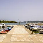 شقة Klimatisiertes Gaestezimmer Mit Blick Auf Den Pinienwald By Interhome Pašman