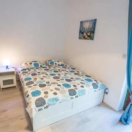 Klimatisiertes Gaestezimmer Mit Blick Auf Den Pinienwald By Interhome