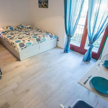 公寓 Klimatisiertes Gaestezimmer Mit Blick Auf Den Pinienwald By Interhome