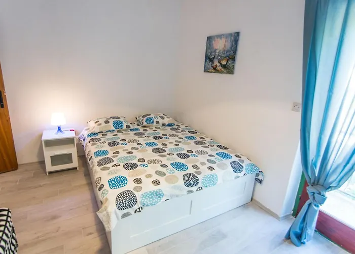 Klimatisiertes Gaestezimmer Mit Blick Auf Den Pinienwald By Interhome